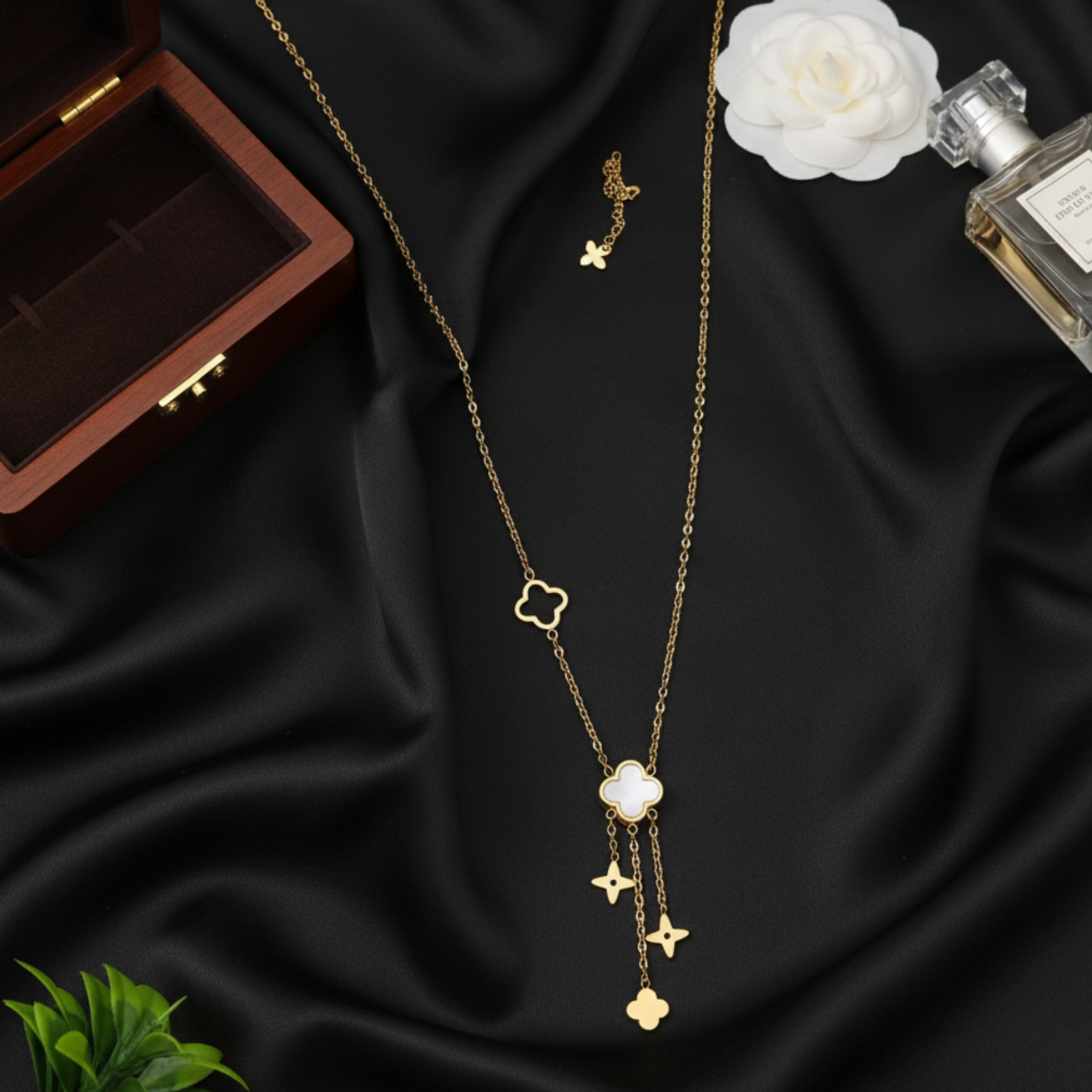 Elegant Clover Chain